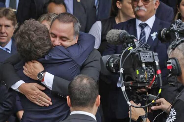 Milei and Adorni | The unconditional support that was not enough to support the Chief of Staff
