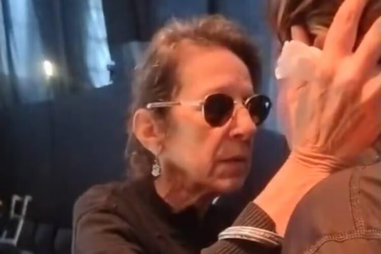 Video: the moment when Indio Solari’s widow comforted a fan during the wake