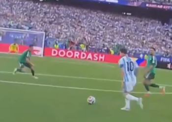 VIDEO: this was Lionel Messi’s first goal against Algeria from the referee’s camera