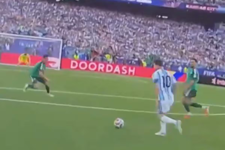 VIDEO: this was Lionel Messi’s first goal against Algeria from the referee’s camera