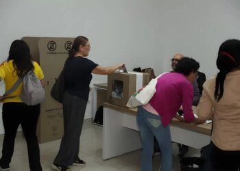 Colombians in Panama go to the polls to define the next president of Colombia