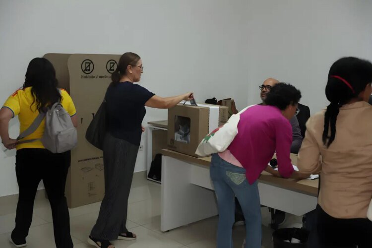 Colombians in Panama go to the polls to define the next president of Colombia