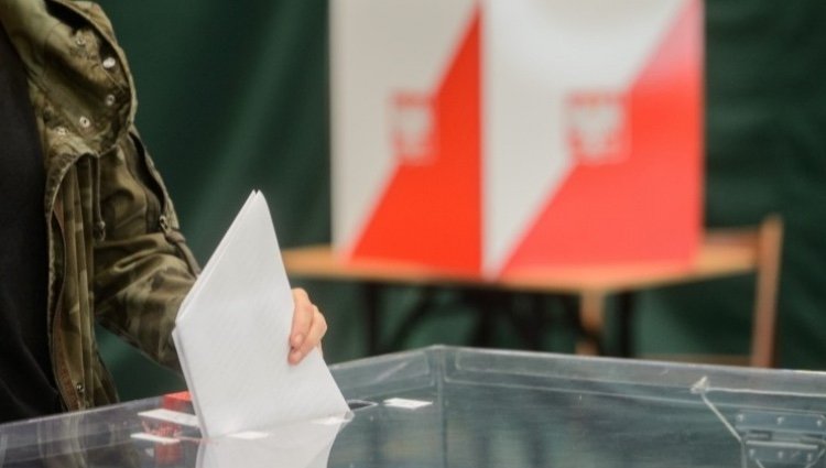 New poll brings surprises as PiS closes in on KO