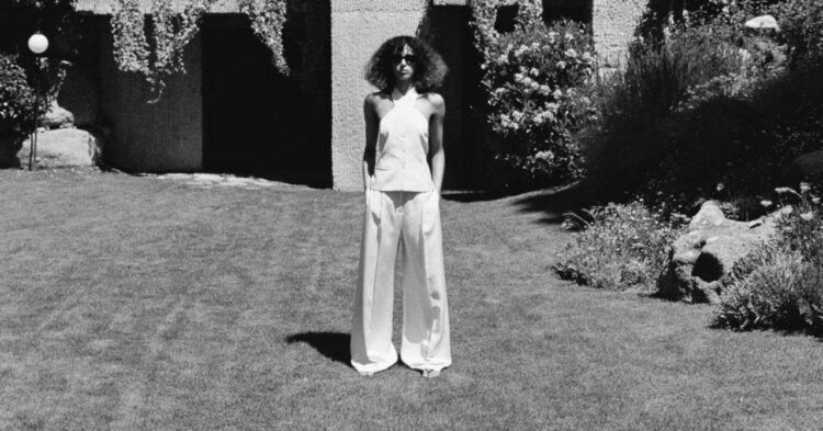 If you want to wear linen this summer, this set from Mango is ideal for various occasions and looks fantastic