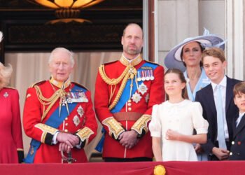 To celebrate on the streets of London, Princess Kate chose a light blue combination and a detail that belonged to Princess Diana