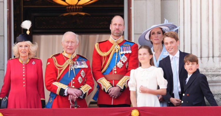To celebrate on the streets of London, Princess Kate chose a light blue combination and a detail that belonged to Princess Diana