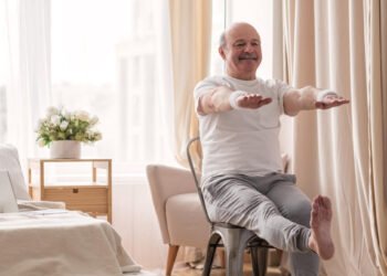 Physiotherapist recommends: Five exercises on a chair that after 60 strengthen the stomach, balance and posture