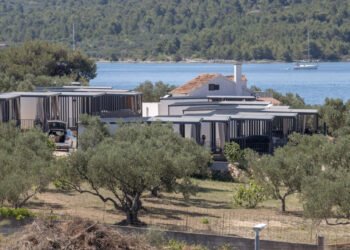 Jutarnji list – The investor of an illegal camp by the sea was ordered to demolish all the houses. It’s amazing what he did