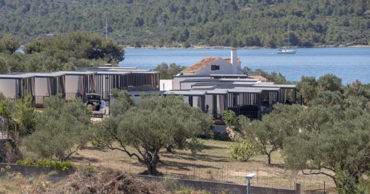 Jutarnji list – The investor of an illegal camp by the sea was ordered to demolish all the houses. It’s amazing what he did