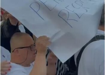 VIDEO-NEWS/ Touching moment from the protest of thousands of Albanians in front of the Prime Minister’s Office, children with disabilities join the square!