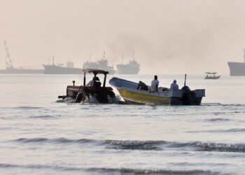 Strait of Hormuz Shipping Paralysis: Global Oil Chokepoint Still Quiet Despite Reopening Talks