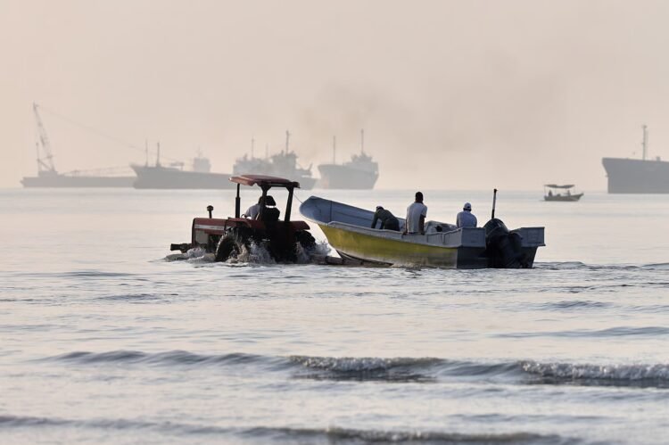Strait of Hormuz Shipping Paralysis: Global Oil Chokepoint Still Quiet Despite Reopening Talks