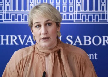 Slobodna Dalmacija – SDP member published an ominous photo; a woman raises her right hand in the middle of Split: ‘Plenković explained…’