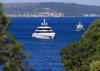 Slobodna Dalmacija – This is what the service for the rich looks like on a superyacht in Dalmatia. Weekly rent costs more than some will earn in their lifetime