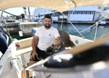 PREMIUM Zadar BOŽO VIDOV Zadar’s skipper Božo explains the secrets of his trade, talks about earnings, work, guests, how to end the season on a positive note… By Val Kraljević The season has already started to heat up on the Adriatic. June is sliding towards the middle of the month, cities are increasingly painted in the colors of tourists, restaurants and cafes are crowded, and the roads are crowded. And there is the sea, which is a magnet for guests from all over the world, and in order to promote and package it in the best possible way, the skippers take care of it to a great extent. Often, Dalmatians, when they don’t know which college to enroll in or what to do, decide to become skippers. And often in …