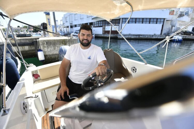 PREMIUM Zadar BOŽO VIDOV Zadar’s skipper Božo explains the secrets of his trade, talks about earnings, work, guests, how to end the season on a positive note… By Val Kraljević The season has already started to heat up on the Adriatic. June is sliding towards the middle of the month, cities are increasingly painted in the colors of tourists, restaurants and cafes are crowded, and the roads are crowded. And there is the sea, which is a magnet for guests from all over the world, and in order to promote and package it in the best possible way, the skippers take care of it to a great extent. Often, Dalmatians, when they don’t know which college to enroll in or what to do, decide to become skippers. And often in …