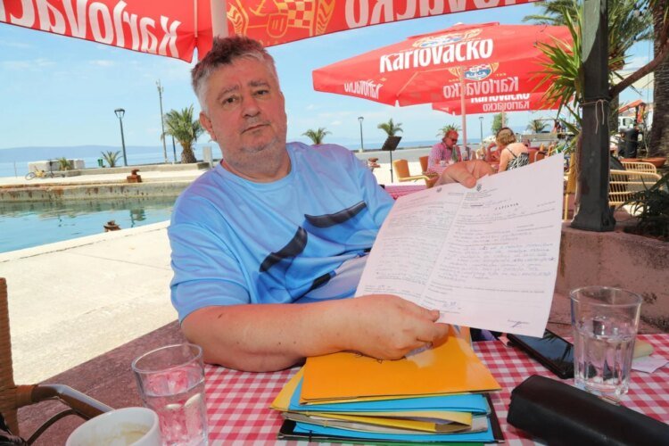 Slobodna Dalmacija – The owner of a pizzeria surrounded by chains begins a hunger strike; owes 40,000 euros, the Municipality does not accept installments: ‘My wife is sick’
