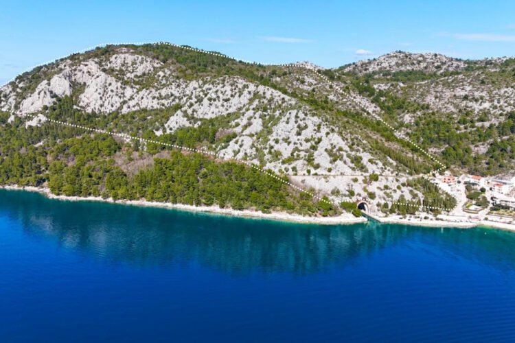 Free Dalmatia – Unbelievable! 790,000 square meters are for sale by the sea near the Pelješko Bridge