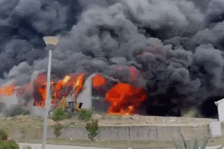 Slobodna Dalmacija – VIDEO Thick poisonous smoke over Mostar. Burning since morning, citizens were told not to leave their houses. Known cause of fire?