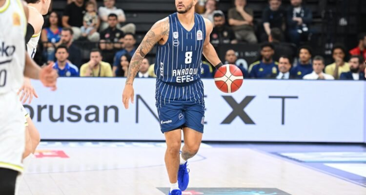 Anadolu Efes took the series to the 4th game