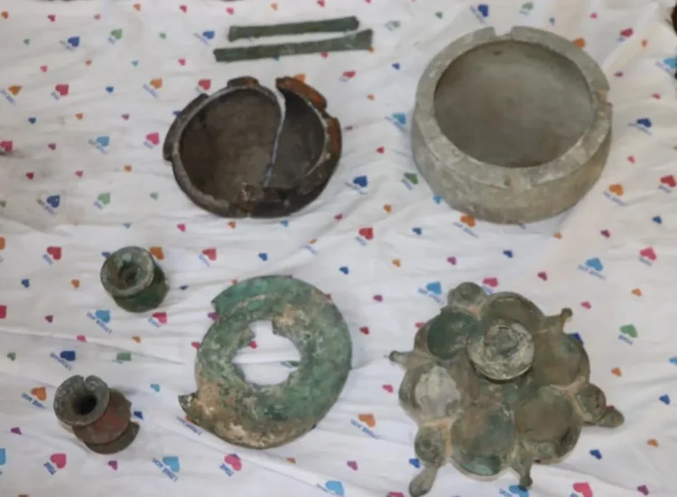 Seven historical artifacts were discovered in Sirpul and handed over to the Department of Information and Culture