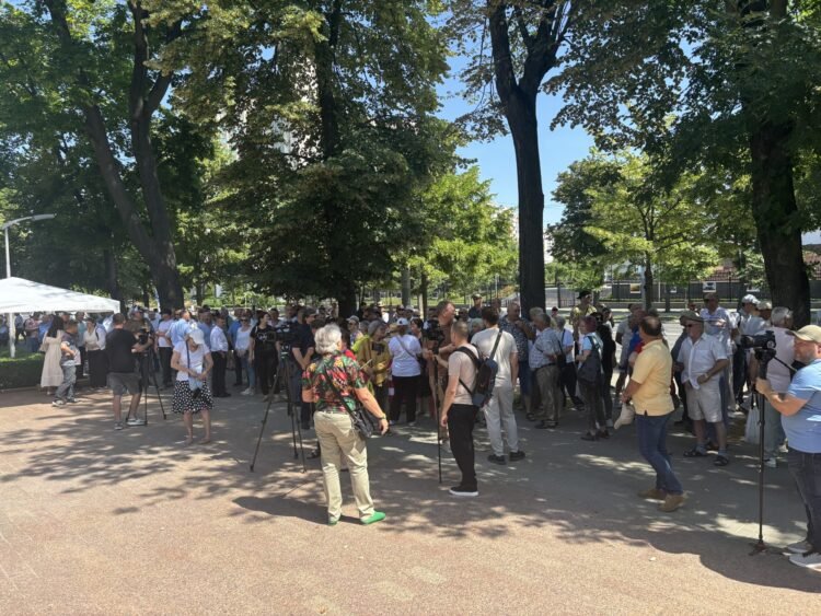 How many people did the opposition protest outside parliament gather? Police data