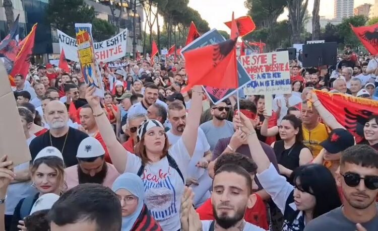 “I come from distant Canada” – the Albanian of the Diaspora speaks in the protest against Rama The solution is in this square! I’m with you