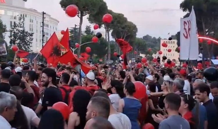 The incident with the flag of Israel, the activist distances himself: That incident has nothing to do with the protest! We gave a lesson in democracy!