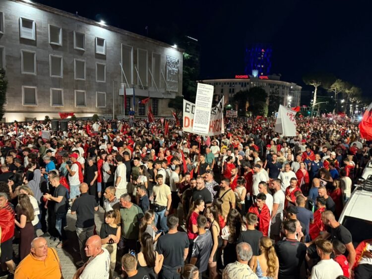 “You have come to the end” – The red and black mass march through the streets of the capital begins: Rama in prison, Berisha in prison