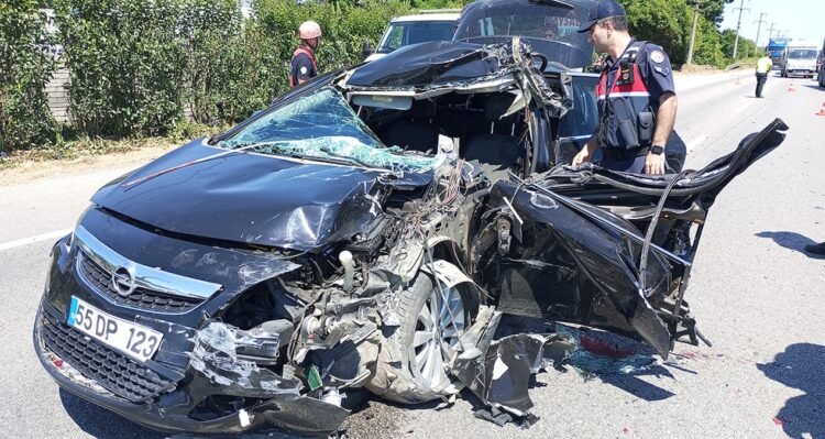 The vehicle hit by a truck became like this: 2 injured, 1 seriously