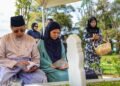 Abg Jo visits wife’s grave on first anniversary of her death