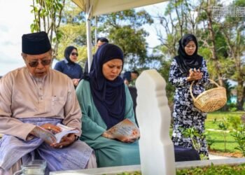 Abg Jo visits wife’s grave on first anniversary of her death