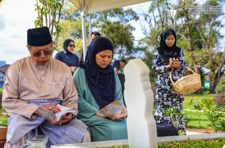 Abg Jo visits wife’s grave on first anniversary of her death