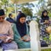 Abg Jo visits wife’s grave on first anniversary of her death