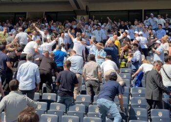 Fight with water bottles at Fenerbahçe General Assembly