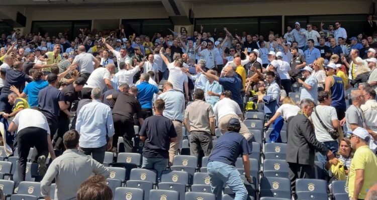 Fight with water bottles at Fenerbahçe General Assembly