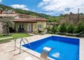 In the middle of the season, he gives away five days of vacation in a house with a swimming pool in Istria