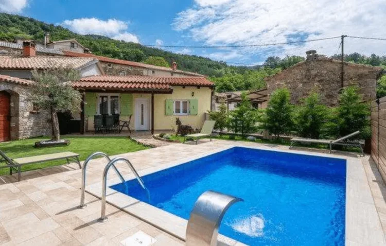 In the middle of the season, he gives away five days of vacation in a house with a swimming pool in Istria