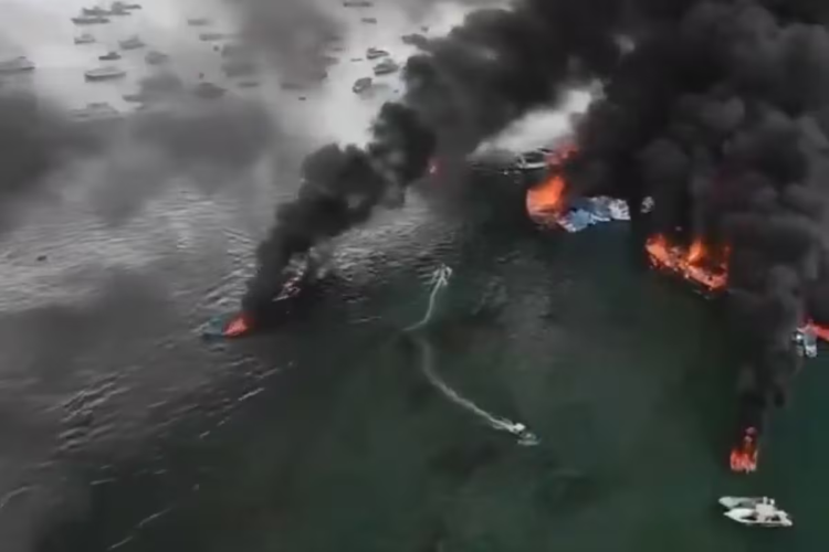 A shocking fire affected more than 30 vessels in a port in Ecuador and left at least two injured
