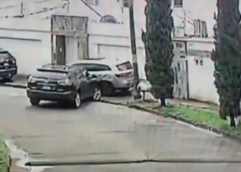 What caused a woman to crash into 11 vehicles in Lomas del Guijarro?