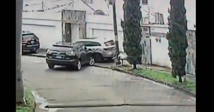 What caused a woman to crash into 11 vehicles in Lomas del Guijarro?