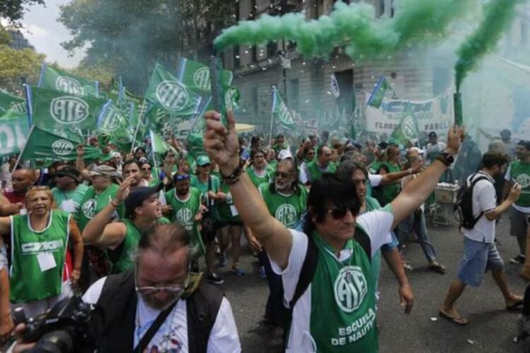 The Government closed the state joint venture, which impacts the salaries of civil servants: UPCN accepted and ATE did not