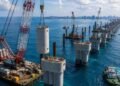 Giant concrete columns are being placed piece by piece: They will connect four islands