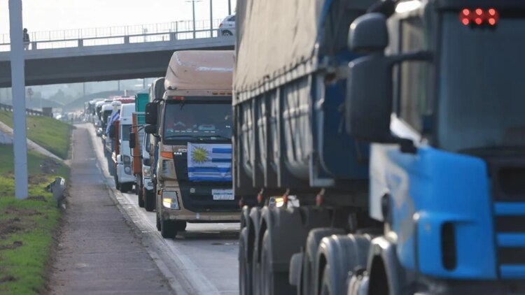 Traffic chaos on the port Rambla due to a demonstration by transporters: Caminera warns of great slowdown in almost all of Montevideo