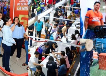 Long lines, fervor and surprises at the delivery of kits for the La Prensa Marathon