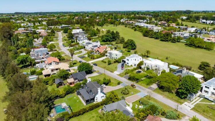 Private neighborhoods: how much does it cost to live in one and how much does this model have left to grow in Camino de los Horneros?