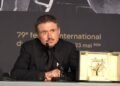 How Cristian Mungiu got through the scanner at the airport with the Palme d’Or award. The director returned from Cannes PHOTO