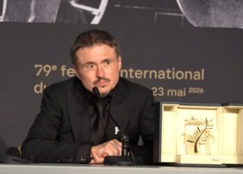 How Cristian Mungiu got through the scanner at the airport with the Palme d’Or award. The director returned from Cannes PHOTO