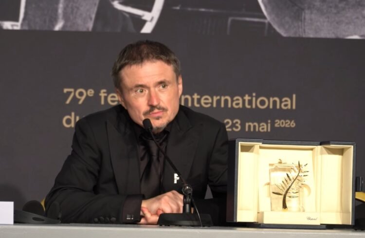 How Cristian Mungiu got through the scanner at the airport with the Palme d’Or award. The director returned from Cannes PHOTO