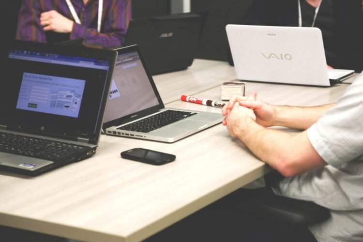Artificial intelligence is changing the first jobs of young people. How to Succeed at Your First Job After College